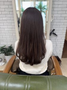 後ろ姿から美しく✨ 思わず触れたくなるような、うるツヤ『ココアブラウン』。パサつきを抑えて、毛先までなめらかな質感に見せてくれます。」